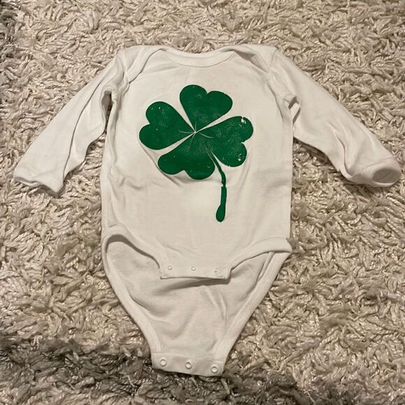 St. Patrick’s Day Shamrock Onesie 12 months - Picture 1 of 2